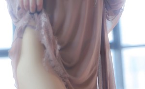 XiuRen No.540877qiqi：淡紫睡衣藏的甜辣感，这组写真我劝你带女友拍同款！